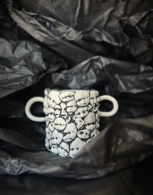 Kärl med öron, Ansikten