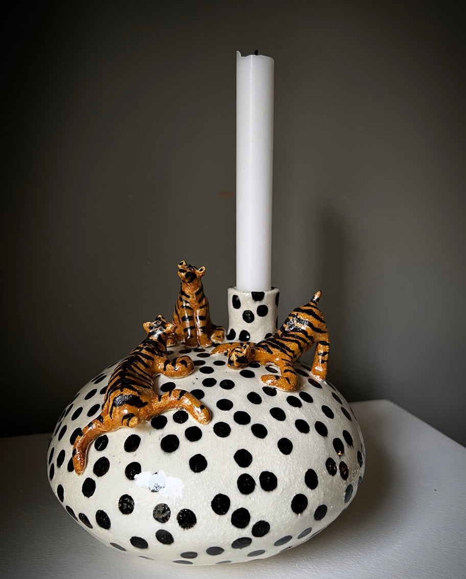 Ljusstake/Vas, Tigerungar