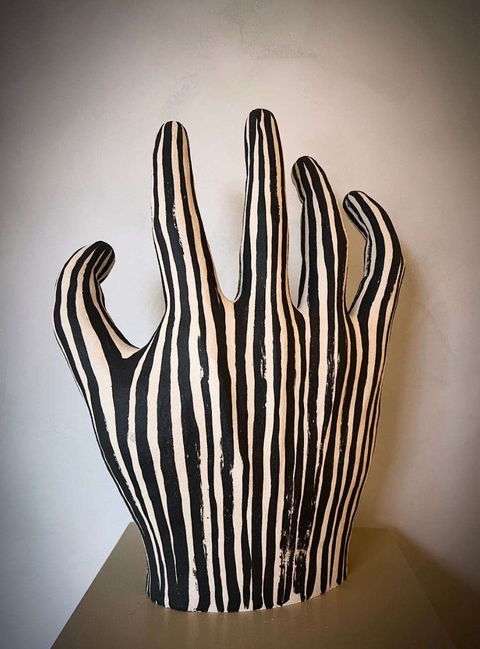 Skulptur Randig Hand
