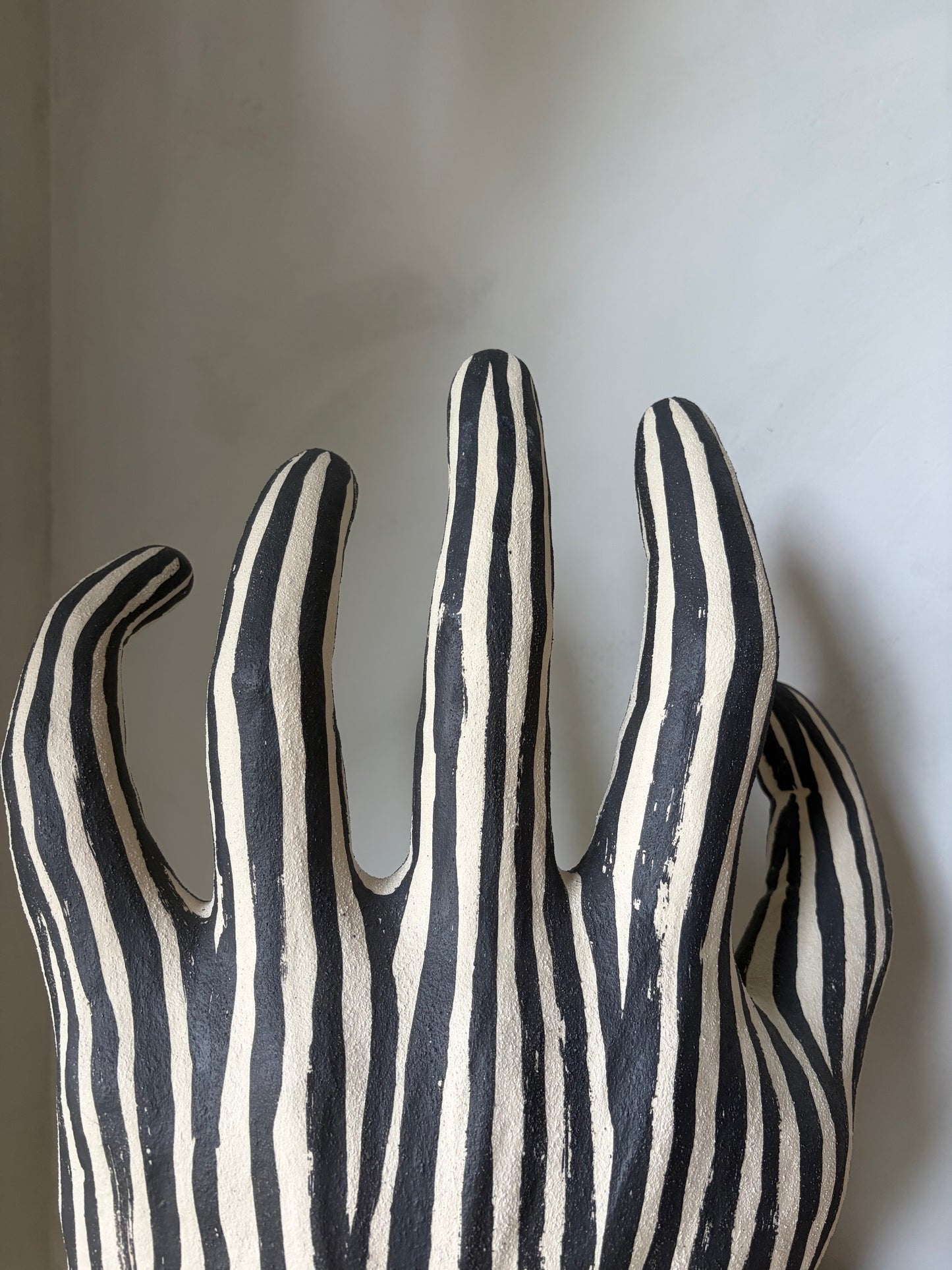 Skulptur Randig Hand Vänster